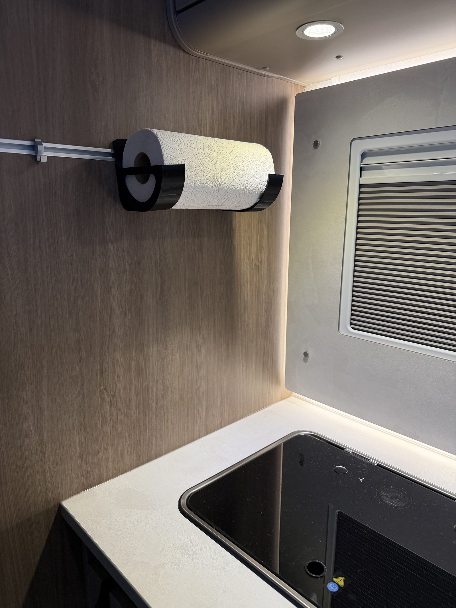 3D-gedruckter Küchenrollenhalter an der Wand neben der Spüle im Wohnmobil