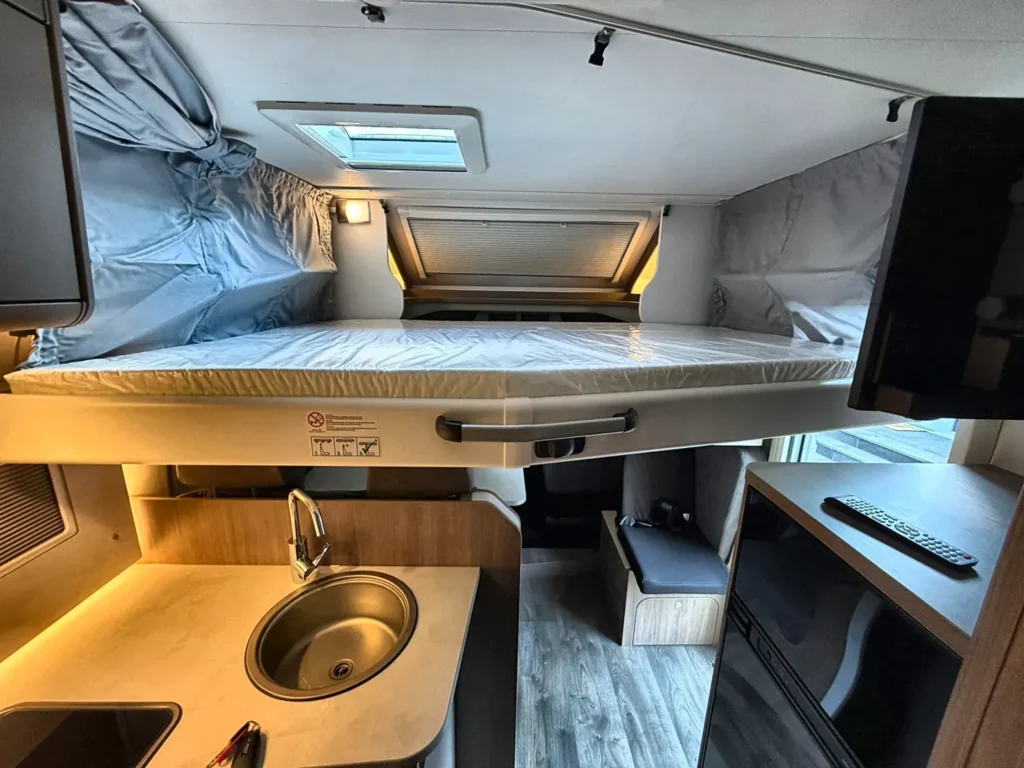 Schlafbereich im Familien-Wohnmobil